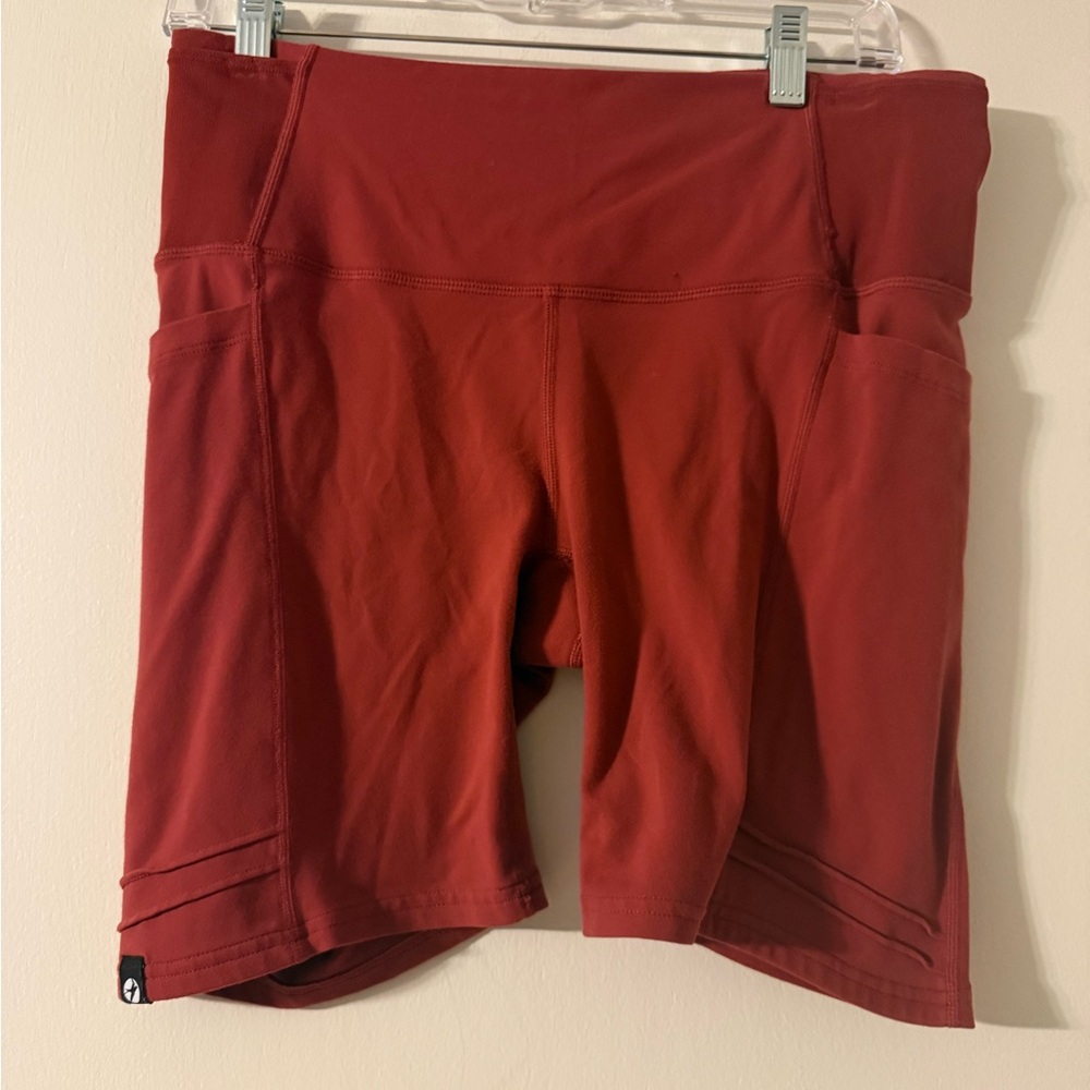 oiselle pocket jogger  shorts with side pockets